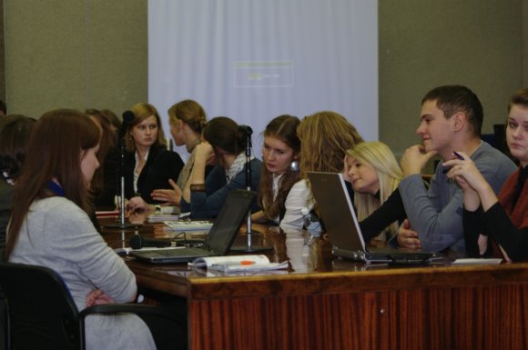 Savaitgalį Klaipėdos savivaldybėje susirinkę jaunuoliai imitavo tarybos darbą.
