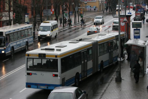 Klaipėdiečiai pratinasi prie naujos tvarkos autobusuose.