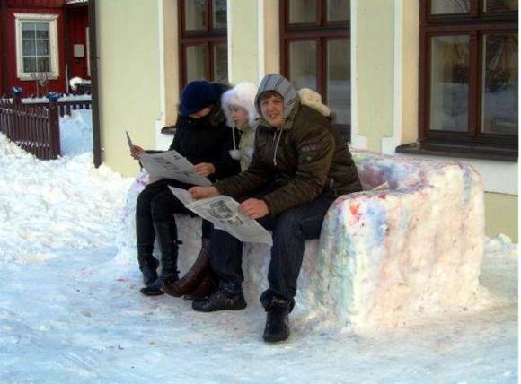 Poilsis ant sniego sofos.