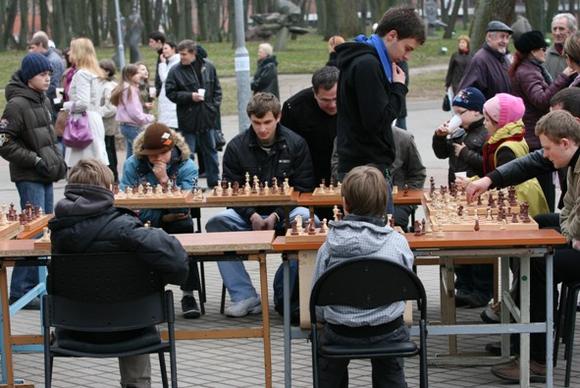 Skulptūrų parke varžėsi šachmatininkai, mankštinosi sporto aistruoliai, linksmino klounai, buvo vaišinamasi karšta arbata.