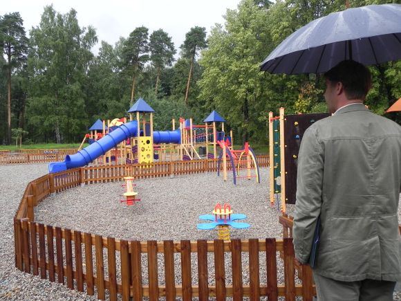 Parke įrengta moderni vaikų žaidimo aikštelė.