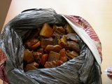 Muitinės nuotr./Pareigūnai aptiko nelegaliai gabentą gintarą.