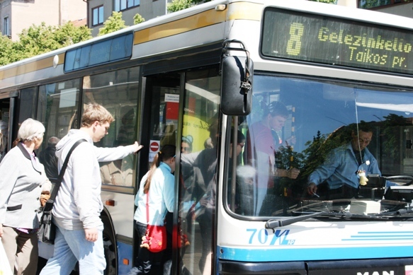 Šiuo metu trys bendrovės organizuoja susisiekimą autobusais, o maršrutinių taksi kursuoja apie 100. 