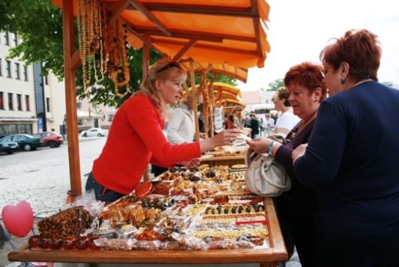 Geidžiamiausia turistų prekė - gintaras, kuriam atvykėliai negailėja ir šimtų eurų.