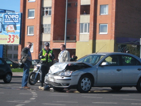 Automobilis "Ford Mondeo" buvo gerokai apgadintas. 