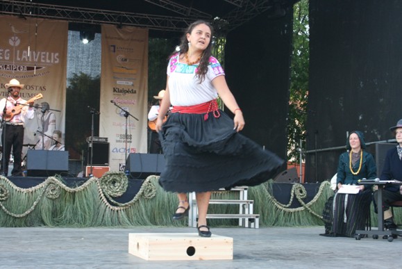 Meksikos šokėjoms buvo įrengtos specialios pakylos.