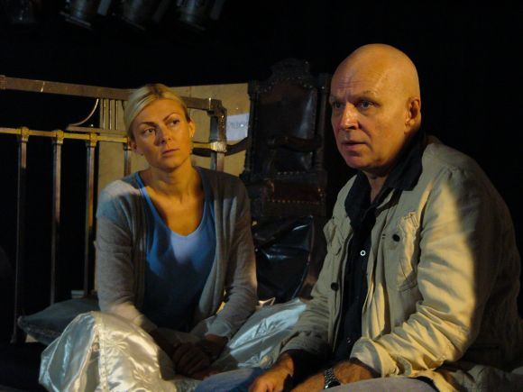 Spektaklyje vaidins puikiai žinomi Klaipėdos dramos teatro aktoriai Eglė Jackaitė ir Vytautas Anužis. 