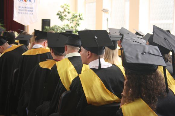 Absolventai, tik ką gavę diplomus, liepą išaugino bedarbystės rodiklius.