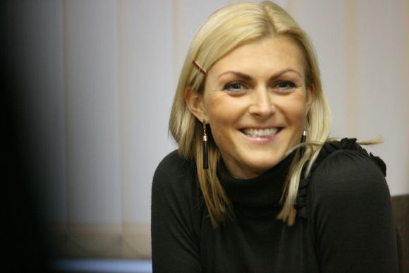 Eglė Jackaitė vėl ketina aiškintis dėl kaltinimų fiktyviai pasididinus motinystės išmokas.