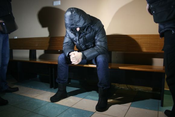 Klaipėdos apskrities vyriausiojo policijos komisariato Autotransporto priemonių grobimo tyrimų skyriaus pareigūnas Žilvinas Ukockis teisme su žiniasklaida nebendravo, veidą slėpė po kauke. 