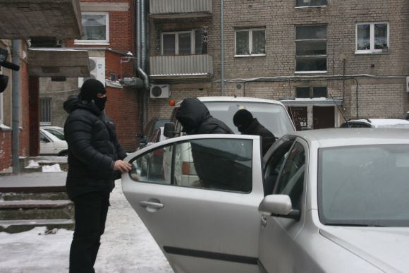 Į teismą atvežtas Žilvinas Ukockis slėpė savo veidą. 