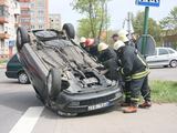 Nuo smūgio Klaipėdoje apsivertė automobilis
