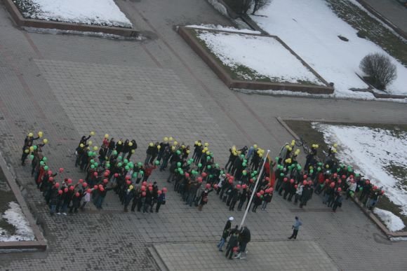 Moksleiviai sudėjo žodį Lietuva. 