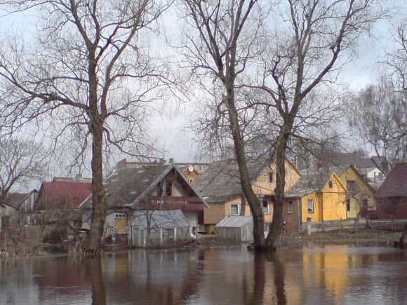 J.Andriejauskaitės nuotr./Kol kas Kretingoje vanduo gyventojų namų neapsėmė, nukentėjo tik &scaron;iltnamiai.