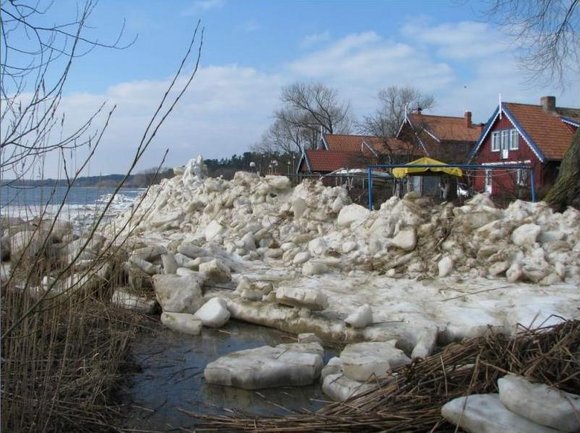 Ledų sangrūdos Neringoje pasiekė &scaron;aligatvius, gyventojų kiemus. 