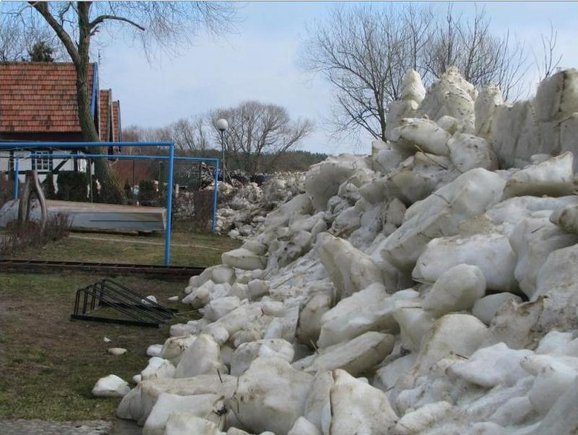Neringos savivaldybės nuotr./Ledų sangrūdos Neringoje pasiekė šaligatvius, gyventojų kiemus. 