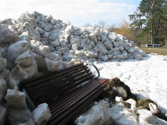 Ledų sangrūdos Neringoje pasiekė &scaron;aligatvius, gyventojų kiemus. 