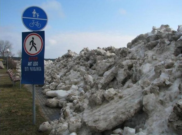 Ledų sangrūdos Neringoje pasiekė &scaron;aligatvius, gyventojų kiemus. 
