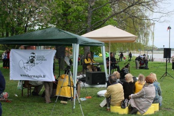 Poilsiautojai muzikos klausėsi įsitaisę ant originalių suoliukų. 