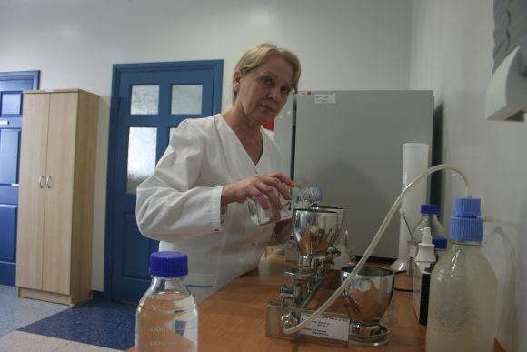 Bendrovės „Klaipėdos vanduo“ laboratorijoje dirbanti inžinierė – biologė Emilija Tumosienė vandenį diena iš dienos tiria jau dvidešimt metų. 