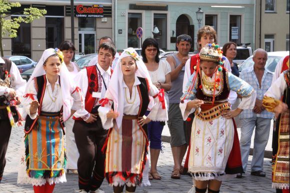 Ryškūs tautiniai kostiumai.