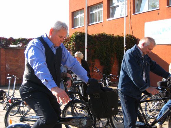 Kartu su dviratininkais dviračių takus apžiūrėjo ir meras V.Grubliauskas.
