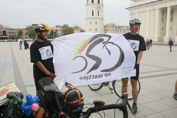 Marius Puluikis (kairėje) ir Manvydas Džiaugys dviračiais iš Londono į Vilnių važiavo dvi savaites.
