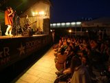 Ketvirtadienio vakarą Vilniaus centre ilgai netilo muzika – Gedimino prospekte įsikūrusioje terasoje varžėsi trys Lietuvos muzikos naujokų grupės. Verčiausia nugalėtojų titulo komisija vienbalsiai paskelbė roko grupę „Freaks on Floor“.