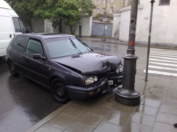 Asociatyvinė iliustracija: yra buvusi nė viena avarija, kai jaunimo pamėgtų „Volkswagen Golf“  automobilių vairuotojai neįvertindavo savo gabumų kelyje.