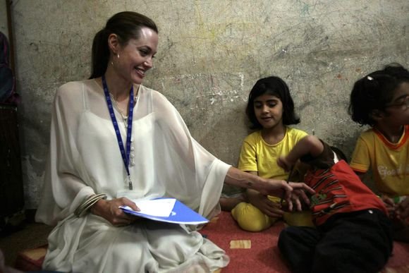 Jungtinių Tautų ambasadorė Angelina Jolie kartu su Bradu Pittu susitiko su Irako pabėgeliais Sirijoje