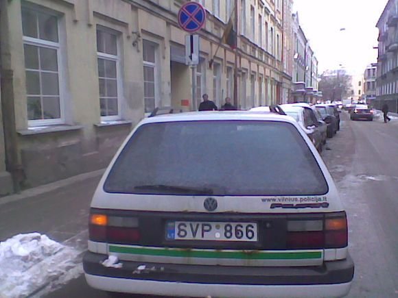 Pasak 15min.lt skaitytojo, policininkės pastatė automobilį su avariniu signalu ir nuėjo pietauti į kinų restoraną Islandijos ir Pamėnkalnio gatvių sankirtoje.