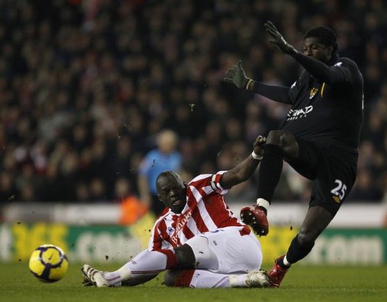 „Manchester City“ futbolininkai (dešinėje) nesugebėjo įrodyti savo pranašumo prieš „Stoke City“.