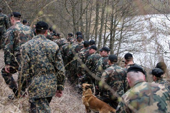 Pareigūnai naršo apylinkes, kur akcijos „Darom 2010“ dalyviai, tvarkydami aplinką Kauno rajone, rado D.Kedžio lavoną.