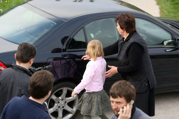 Protestuotojai prie Kedžių namo 