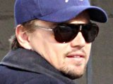 L.DiCaprio, pastebėjęs paparacus, slėpė veidą