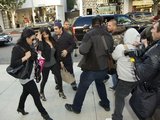 Kim ir Kourtney Kardashian nuolat stebi paparacai