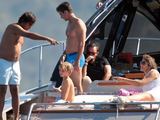 Liz Hurley su vyru ilsėjosi Eltono Johno jachtoje