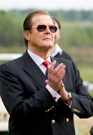 Foto naujienai: Rogeris Moore. Džeimso Bondo viešnagė
