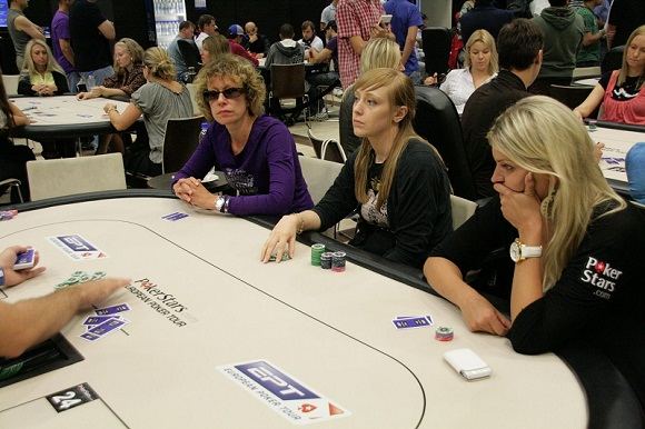 Skaiva pokerio turnyre (dešinėje)