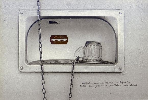Remigijus Pačėsa „Peiliukas prie nuotraukos priklijuotas todėl, kad grandinė prikabinta prie bokalo“ 1992 m.