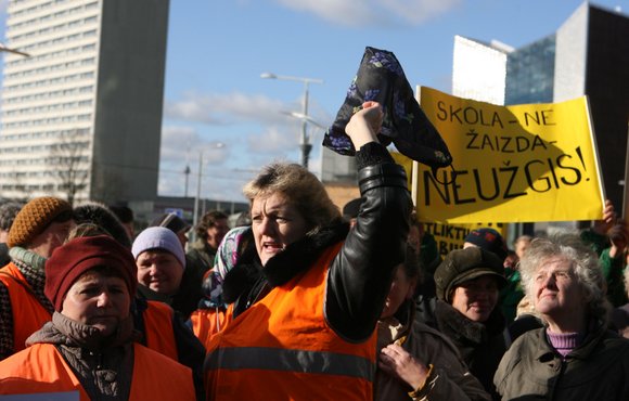 Dėl negaunamų algų prie savivaldybės piketavę kiemsargiai piktinasi ir dėl to, kad naujoji darbo žiemą tvarka sumažins jų uždarbį. I.Gelūno nuotr.