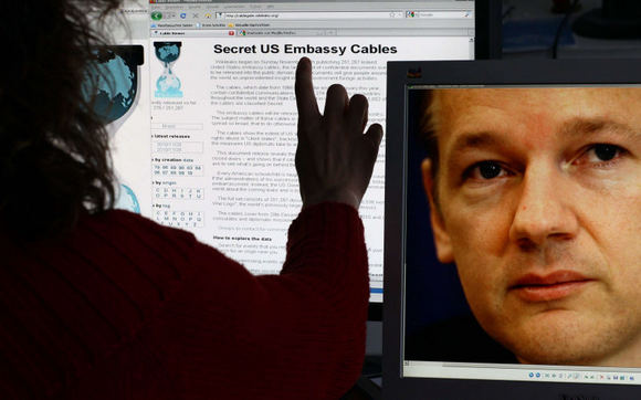 JAV teisėsauga pradėjo tirti baudžiamąją bylą dėl „WikiLeaks“ veiklos ir  žada patraukti atsakomybėn „WikiLeaks“ vadovą J.Assange'ą (nuotr.), tuo tarpu šis jau planuoja naujus smūgius pasaulio galingiesiems.
