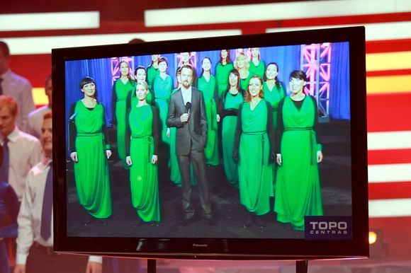 Irmanto Gelūno/15min.lt nuotr./Panevėžio moterų pataisos namų chorą su studija Vilniuje sujungė „TV tiltas“