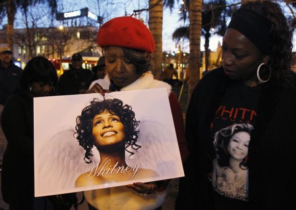 Gerbėjai gedi Whitney Houston.