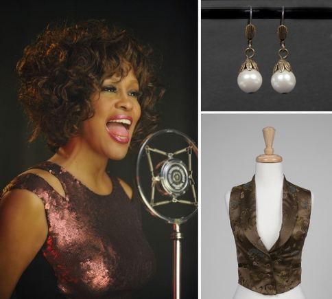Šie Whitney Houston auskarai ir liemenė bus parduodami aukcione.