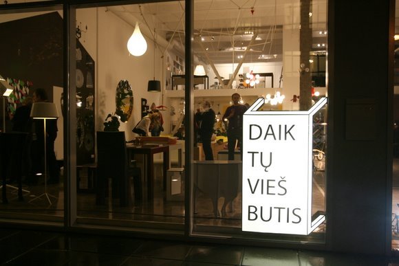 Dizaino galerijoje ir parduotuvėje „Daiktų viešbutis“ ketvirtadienį buvo pristatyti prancūziško dizaino kūriniai ir buvo siūloma paragauti tradicinio prancūzų maisto.