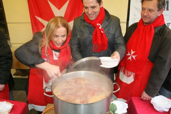 Vilniaus Pilies gatvėje LNK televizijos žvaigždės praeiviams siūlė nepraeiti pro šalį, paaukoti vargstantiems ir pasivaišinti kalėdine sriuba.