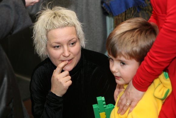 „LT-Identity“ dizainerės Jolanta Rimkutė ir Ieva Ševiakovaitė sekmadienio popietę šeimas kvietė pažaisti ir nusifotografuoti smagioje fotosesijoje pasipuošus jų kurtais drabužiais suaugusiems ir naujais rūbais vaikams.