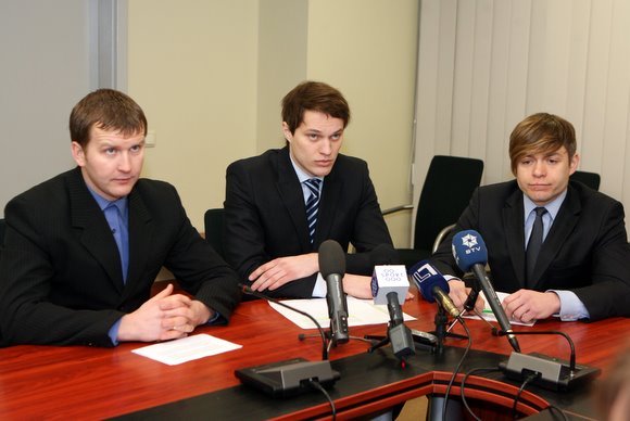 Spaudos konferencijoje dalyvavę R.Aliukonis, P.Nausėda, M.Šlikas pareikalavo R.Bučio atsistatydinimo.