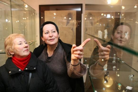 I.Matulionienė (rodo pirštu)